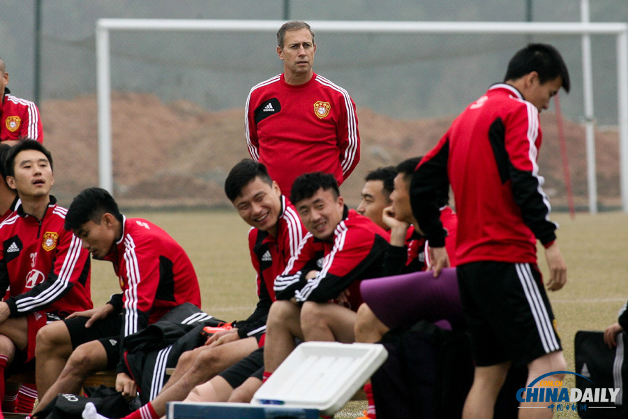 里皮現(xiàn)身國家隊熱身賽現(xiàn)場 與國足新帥佩蘭并肩交流