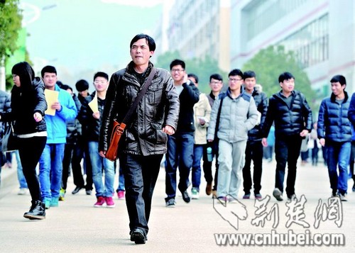 44歲大叔與女兒一起上大學 高數滿分被尊為學霸(圖)