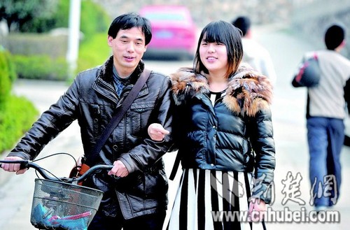 44歲大叔與女兒一起上大學 高數滿分被尊為學霸(圖)