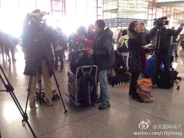 馬來西亞載154名中國人航班失聯 機場家人焦急等待