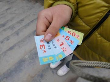 四川一學校困難學生補助變飯票,想吃小炒要拿鈔票(圖)