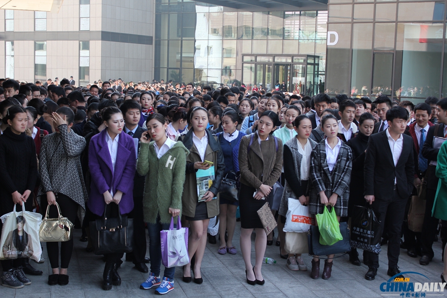 中聯航空乘招聘3千余人爭奪65個名額 現場氣氛火熱