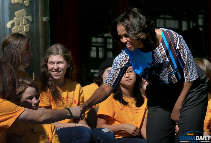 米歇爾游頤和園 與學生們共同觀賞京劇