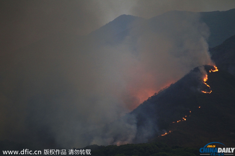 香港一山林突發大火 燒紅整座山濃煙隨風飄向深圳