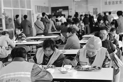 昆明機(jī)關(guān)食堂開放：老百姓滿意 部分公務(wù)員有意見