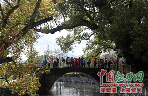 全國網媒記者探尋婺源嚴田千年古樟 觀看儺舞秀