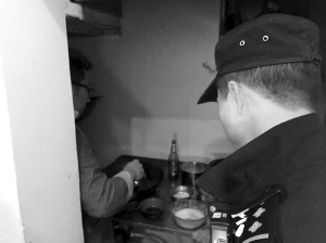 酒駕男連撞7車后躲進飯店 假扮廚師炒龍蝦被識破(圖)