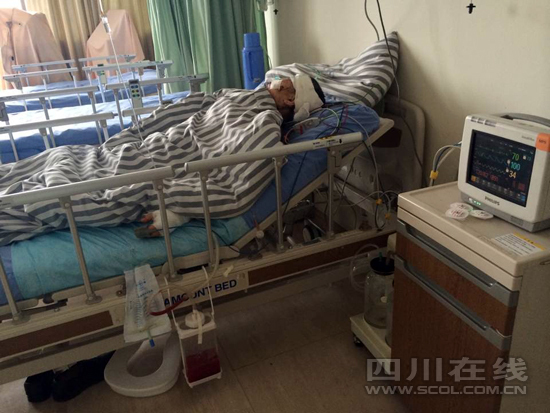 成都一30歲男子因語言沖突將父親砍傷 母親報警(圖)