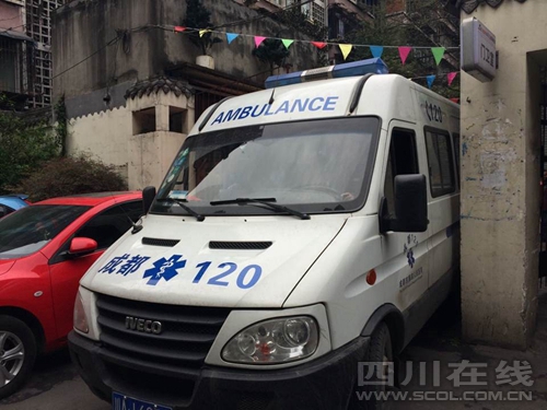 成都一30歲男子因語言沖突將父親砍傷 母親報警(圖)