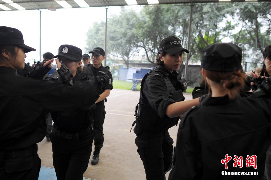 重慶女網友入駐警隊學防狼術