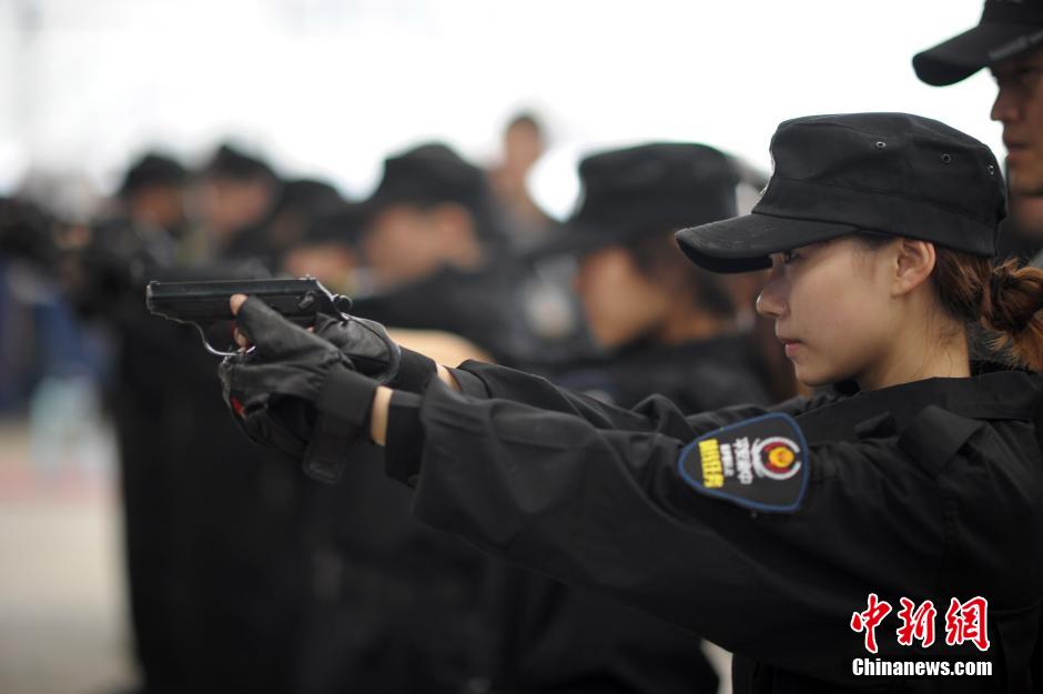 重慶女網友入駐警隊學防狼術