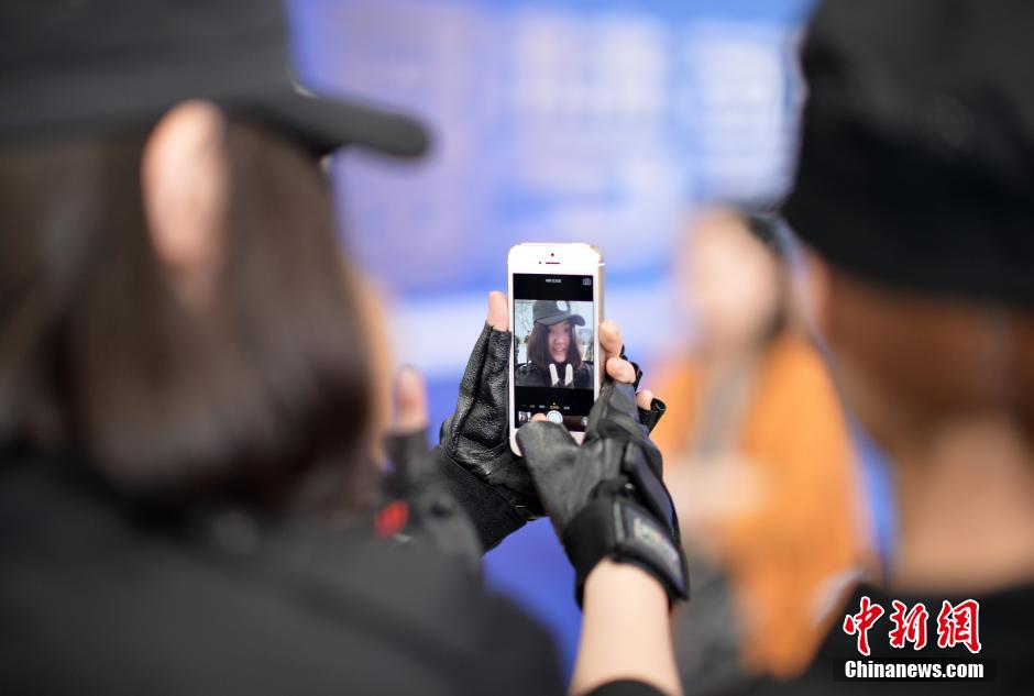 重慶女網友入駐警隊學防狼術