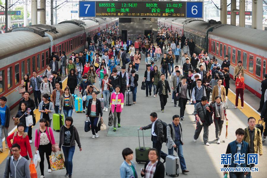 各地迎來清明小長假返程客流高峰