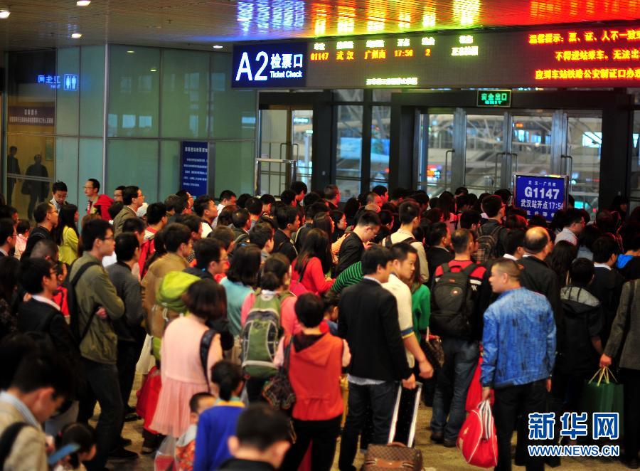 各地迎來清明小長假返程客流高峰