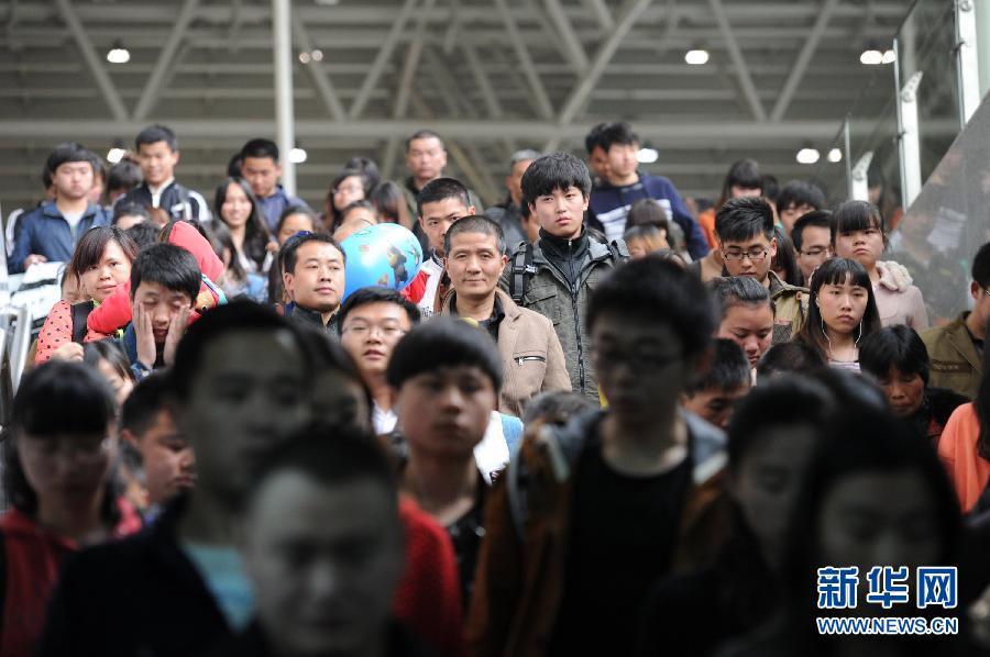 各地迎來清明小長假返程客流高峰