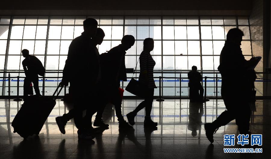 各地迎來清明小長假返程客流高峰