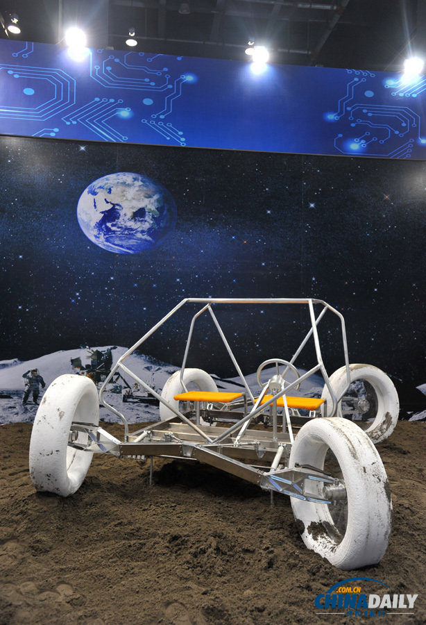 我國(guó)載人月球車在重慶首次亮相