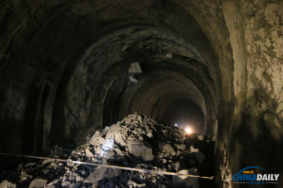 獨龍江公路高黎貢山隧道貫通 當地獨龍族同胞載歌載舞慶祝