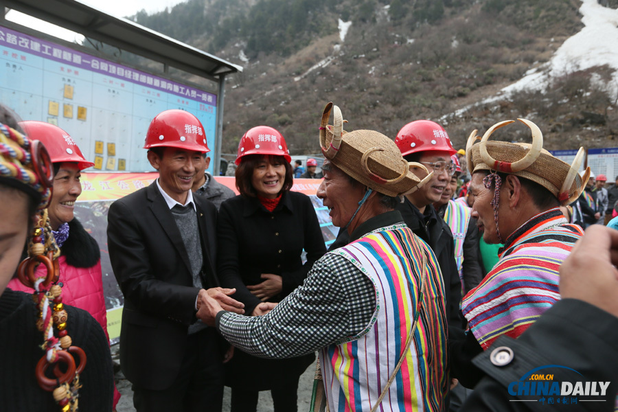 獨龍江公路高黎貢山隧道貫通 當地獨龍族同胞載歌載舞慶祝