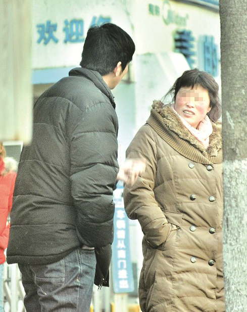 兒子畢業2年未歸 母親站28小時來漢在網吧找到兒子