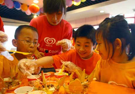 外來務工子女動手學做冰激凌