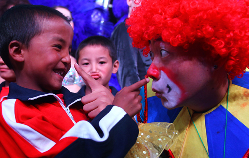 玉樹師生來北京看馬戲過中秋