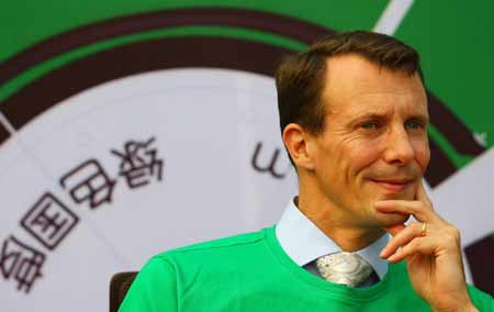 丹麥王子約阿希姆跟清華師生騎自行車游校園