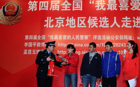 人民警察走進(jìn)校園與學(xué)子互動