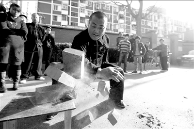 高中生拜師保安隊長學(xué)“鐵砂掌”(圖)