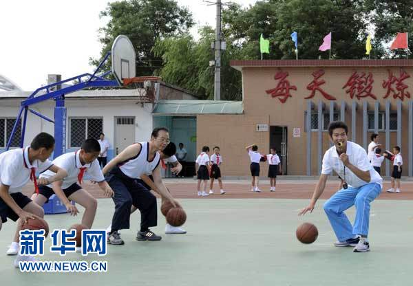 總理和小學生一起上體育課