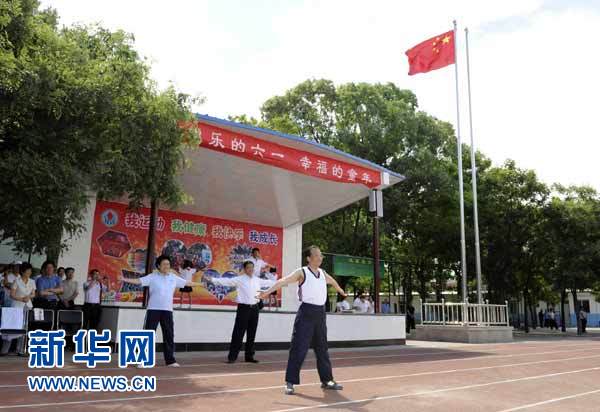 總理和小學(xué)生一起上體育課