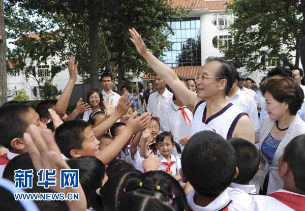 總理和小學(xué)生一起上體育課