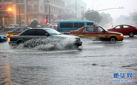 北京遭遇強雷雨天氣 部分地區(qū)積水嚴(yán)重
