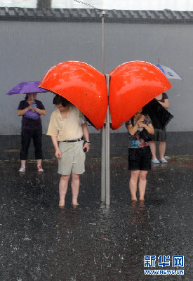 北京遭遇強雷雨天氣 部分地區(qū)積水嚴重