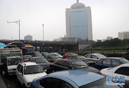 北京遭遇強雷雨天氣 部分地區積水嚴重