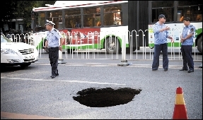 新街口外大街突現大坑 卡住過路汽車輪胎