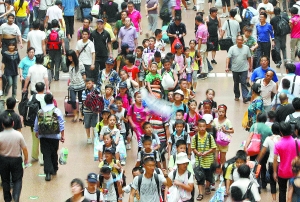 上周末北京四大火車站暑運客流突破200萬