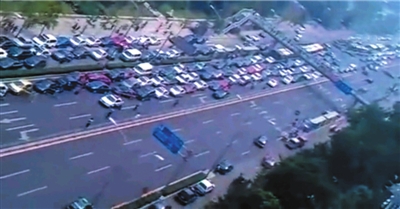 男子中關村大街持刀與警方對峙 特警出其不意奪刀