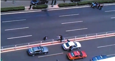 男子中關村大街持刀與警方對峙 特警出其不意奪刀