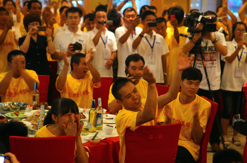 崔永元請7·21暴雨救人農民工吃飯
