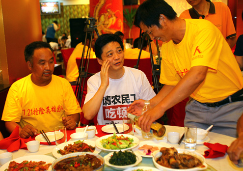 崔永元請7·21暴雨救人農民工吃飯