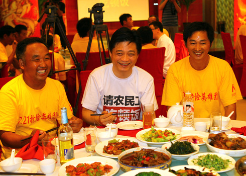 崔永元請(qǐng)7·21暴雨救人農(nóng)民工吃飯