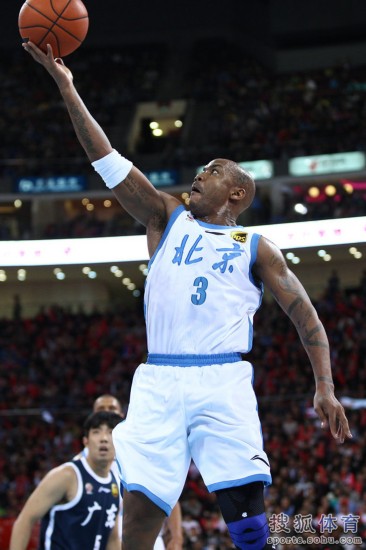 老馬32+8力壓阿聯29+11 北京揭幕戰14分勝廣東