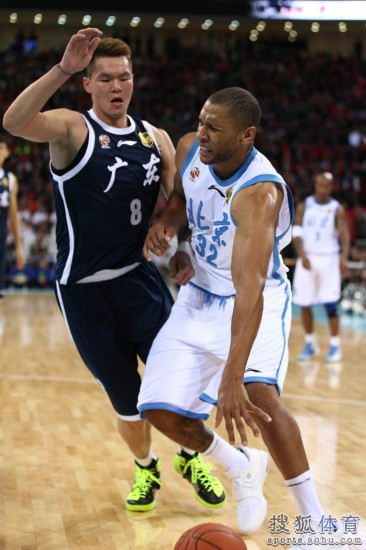 老馬32+8力壓阿聯(lián)29+11 北京揭幕戰(zhàn)14分勝?gòu)V東