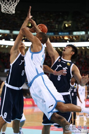 老馬32+8力壓阿聯29+11 北京揭幕戰14分勝廣東