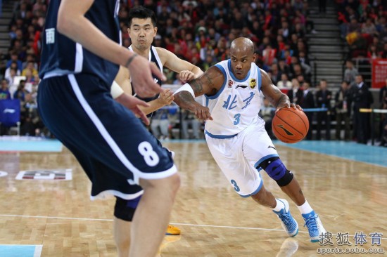 老馬32+8力壓阿聯29+11 北京揭幕戰14分勝廣東