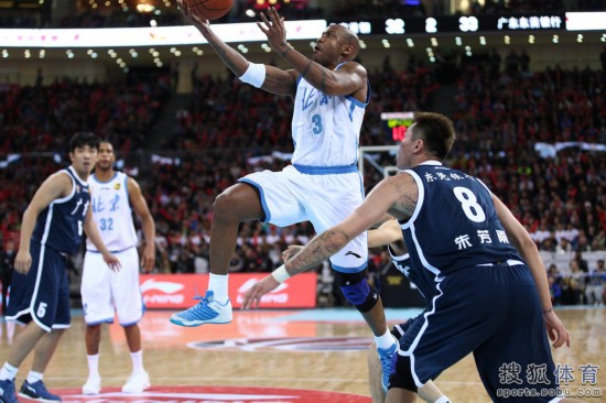老馬32+8力壓阿聯(lián)29+11 北京揭幕戰(zhàn)14分勝廣東