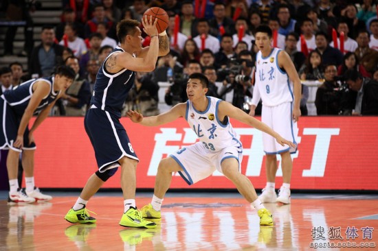 老馬32+8力壓阿聯(lián)29+11 北京揭幕戰(zhàn)14分勝廣東