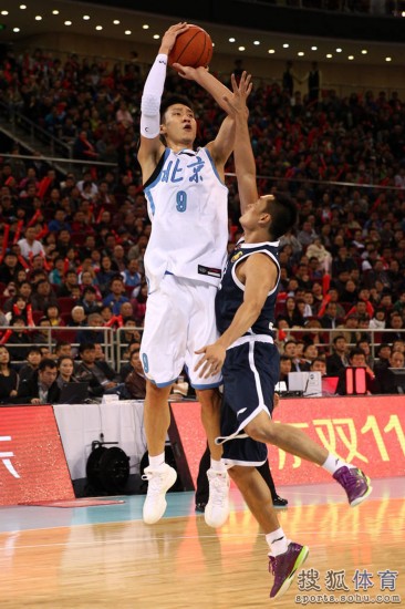 老馬32+8力壓阿聯(lián)29+11 北京揭幕戰(zhàn)14分勝?gòu)V東