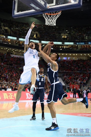 老馬32+8力壓阿聯29+11 北京揭幕戰14分勝廣東